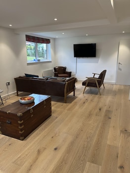 family friendly 2 bed garden apartment with terrace private parking