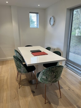 family friendly 2 bed garden apartment with terrace private parking