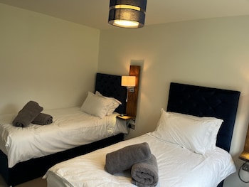 family friendly 2 bed garden apartment with terrace private parking