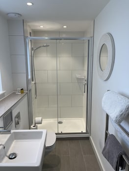 family friendly 2 bed garden apartment with terrace private parking