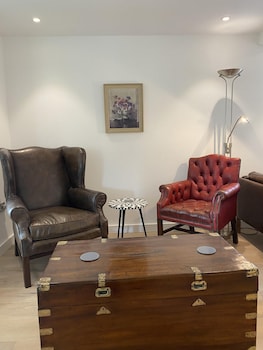 family friendly 2 bed garden apartment with terrace private parking