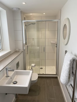 family friendly 2 bed garden apartment with terrace private parking