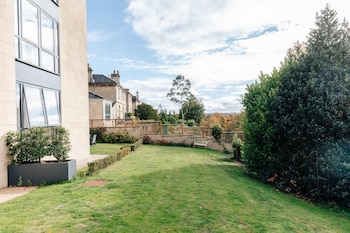 family friendly 2 bed garden apartment with terrace private parking