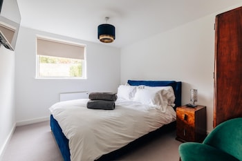 family friendly 2 bed garden apartment with terrace private parking