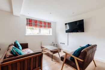 family friendly 2 bed garden apartment with terrace private parking