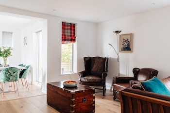 family friendly 2 bed garden apartment with terrace private parking