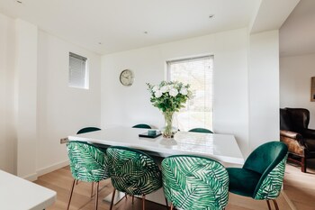 family friendly 2 bed garden apartment with terrace private parking