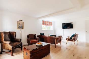 family friendly 2 bed garden apartment with terrace private parking