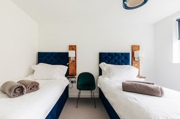 family friendly 2 bed garden apartment with terrace private parking