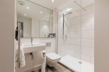 family friendly 2 bed garden apartment with terrace private parking