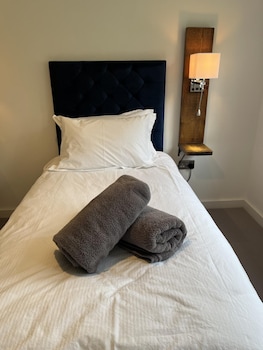 family friendly 2 bed garden apartment with terrace private parking