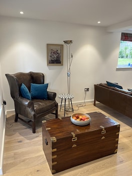 family friendly 2 bed garden apartment with terrace private parking