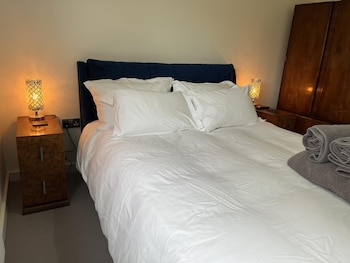 family friendly 2 bed garden apartment with terrace private parking