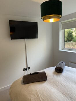 family friendly 2 bed garden apartment with terrace private parking