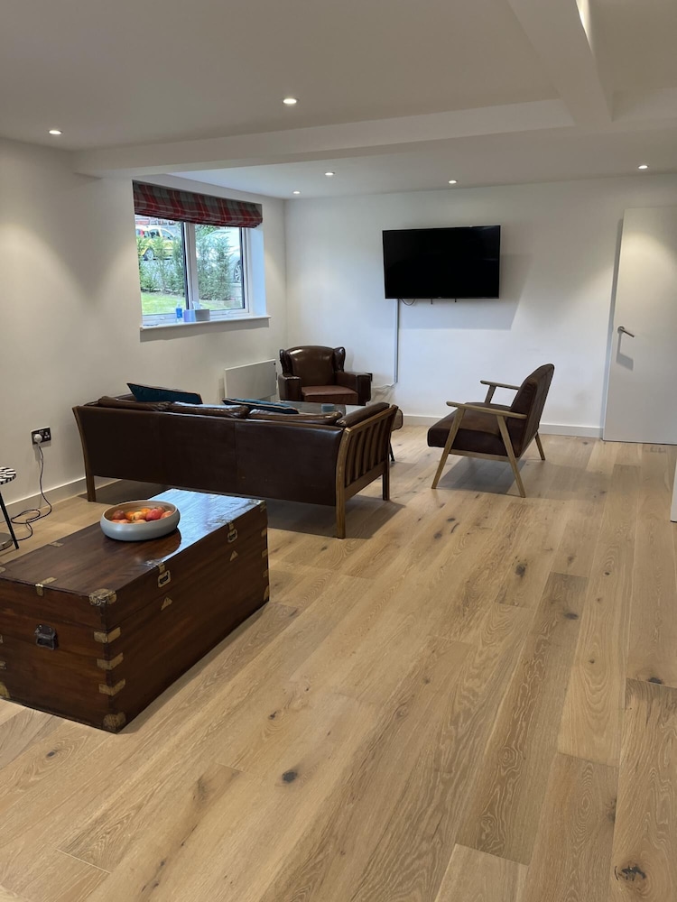 family friendly 2 bed garden apartment with terrace private parking