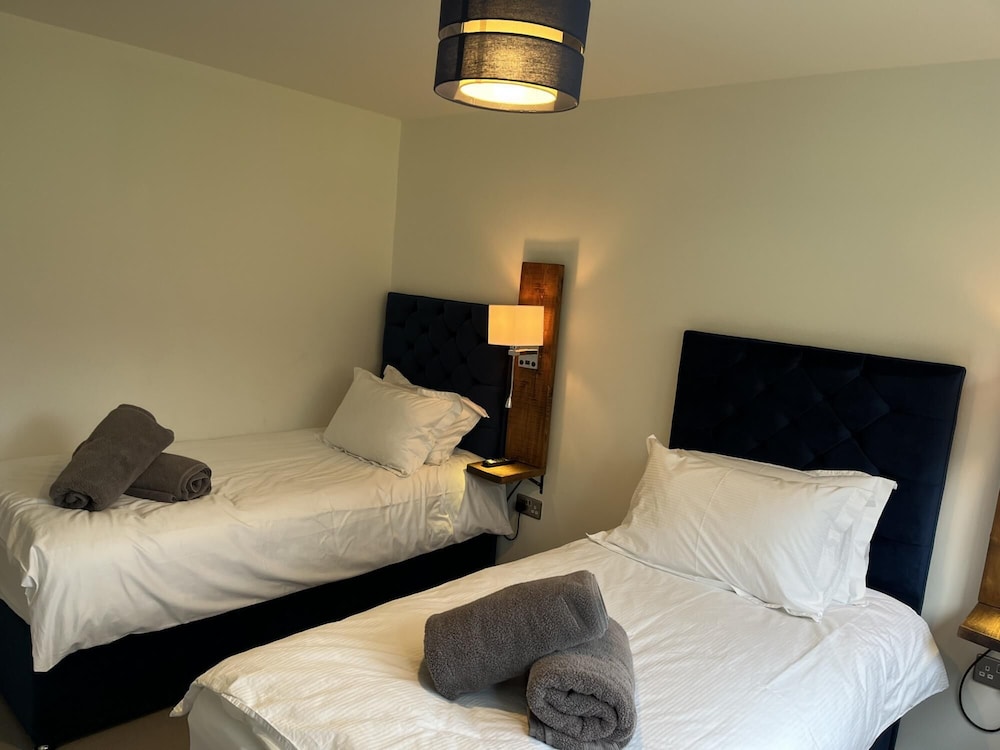 family friendly 2 bed garden apartment with terrace private parking