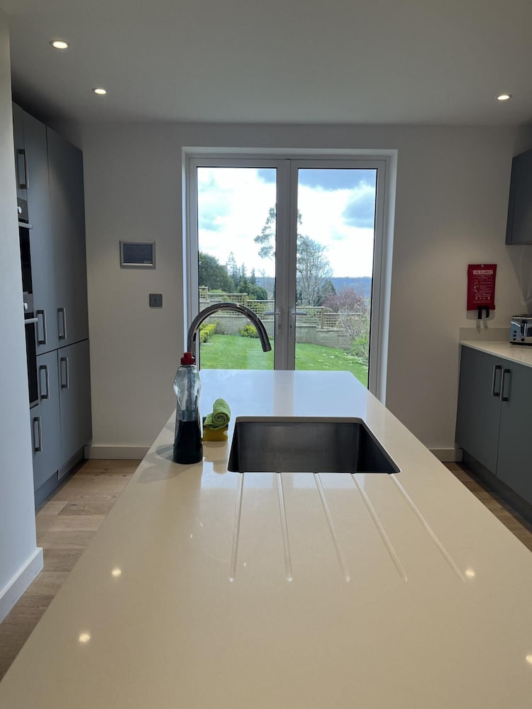 family friendly 2 bed garden apartment with terrace private parking