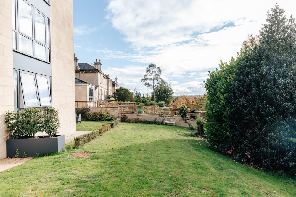 family friendly 2 bed garden apartment with terrace private parking