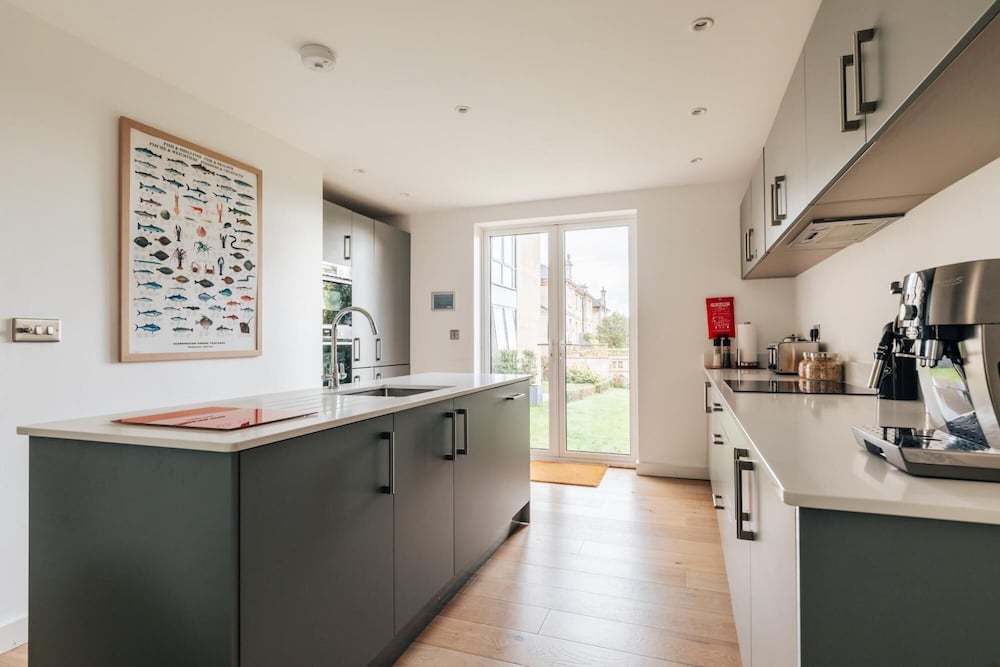 family friendly 2 bed garden apartment with terrace private parking