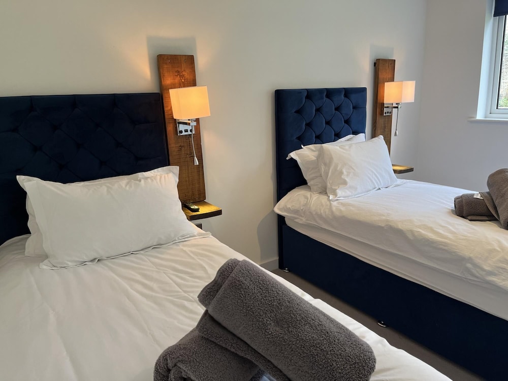 family friendly 2 bed garden apartment with terrace private parking