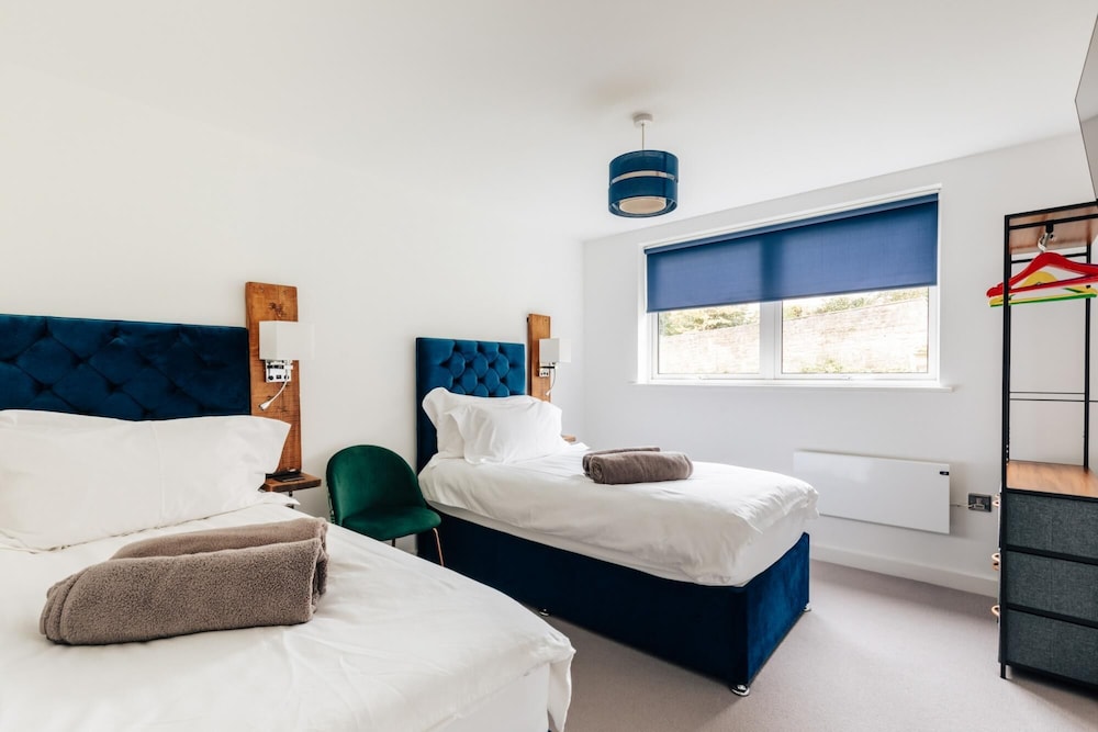 family friendly 2 bed garden apartment with terrace private parking