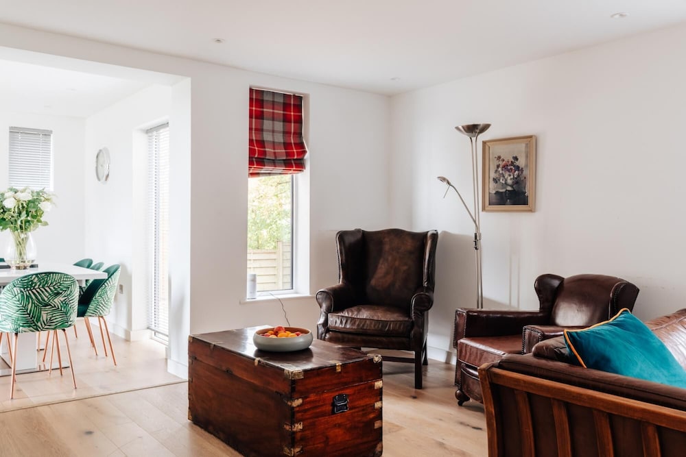 family friendly 2 bed garden apartment with terrace private parking