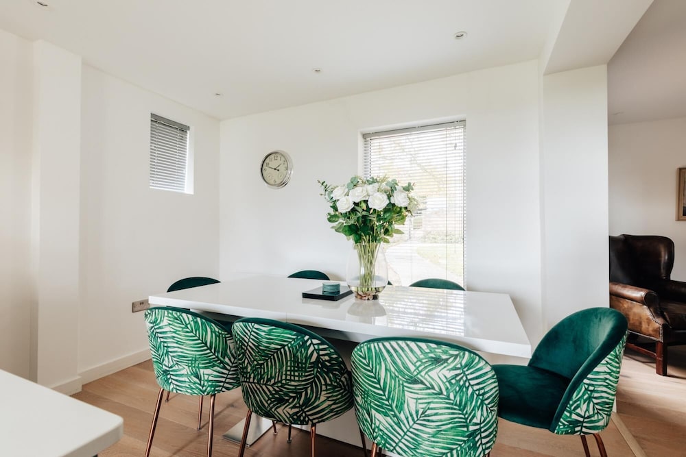 family friendly 2 bed garden apartment with terrace private parking