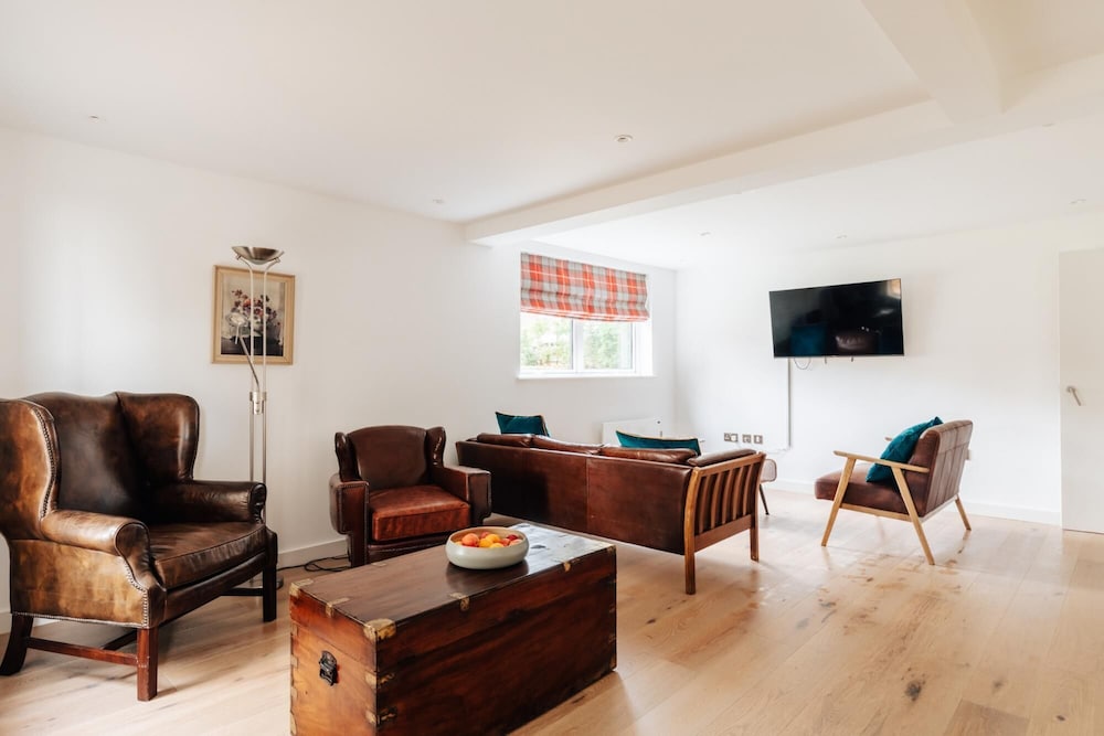 family friendly 2 bed garden apartment with terrace private parking