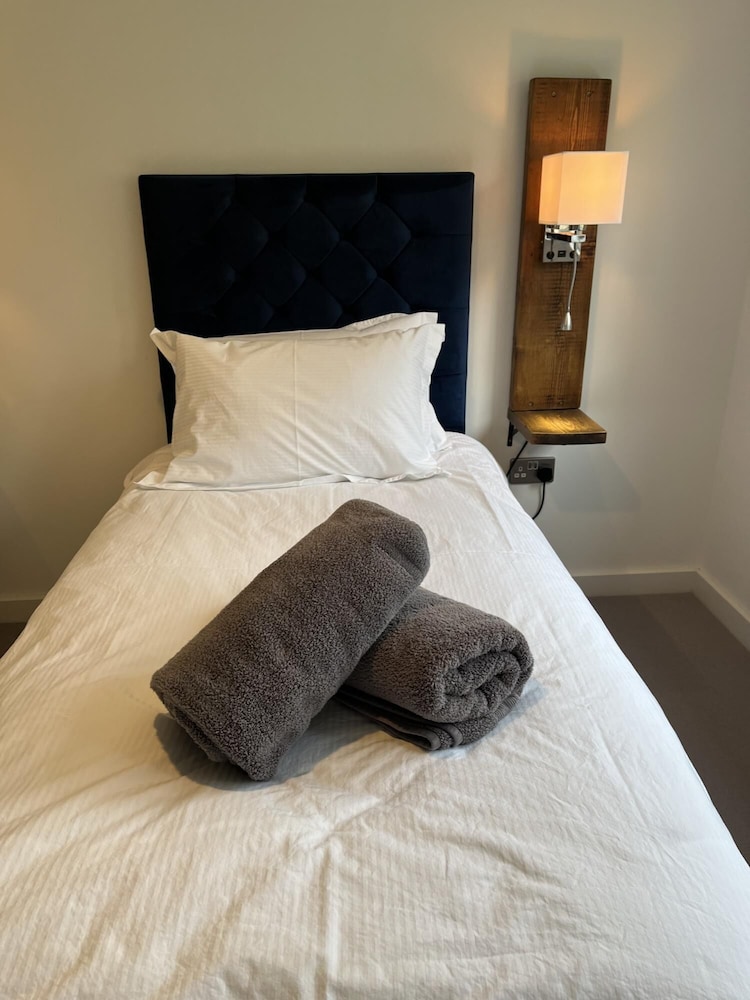 family friendly 2 bed garden apartment with terrace private parking