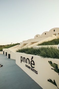 pnoe luxury suites