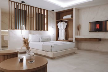 pnoe luxury suites