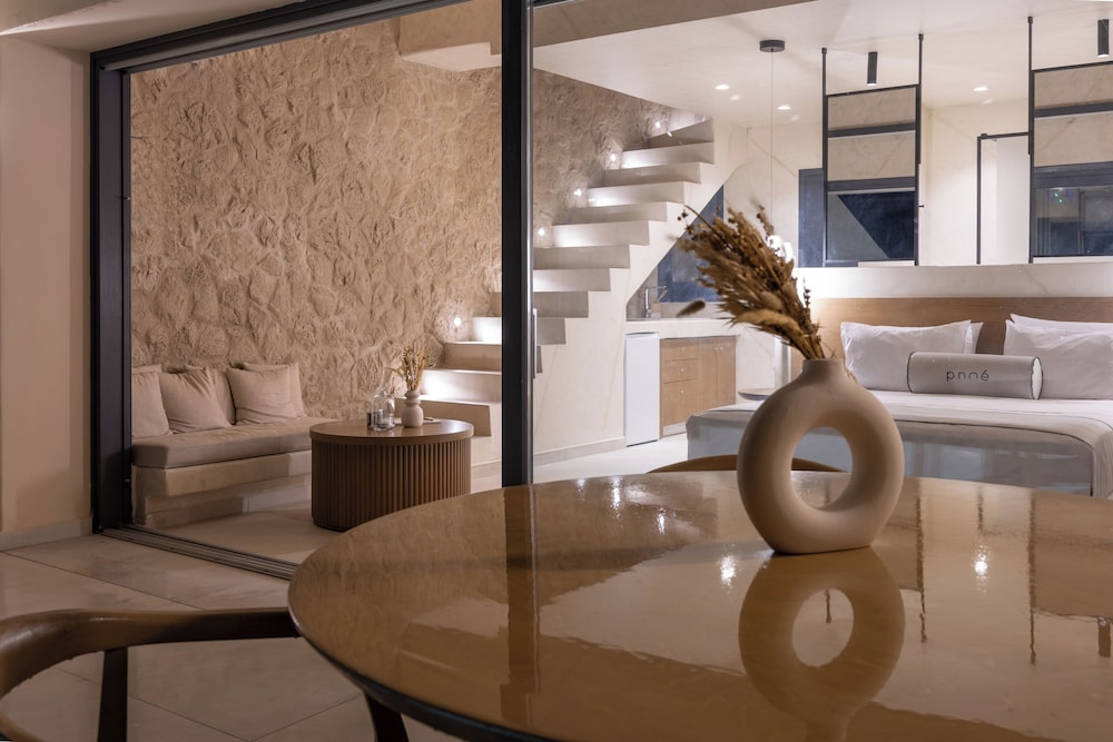 pnoe luxury suites