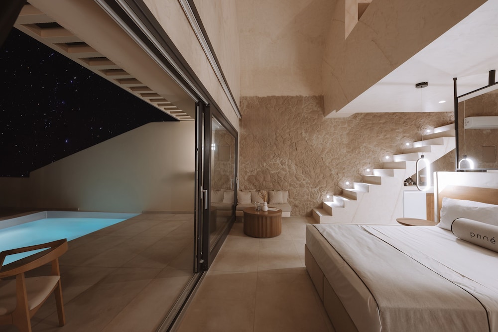 pnoe luxury suites