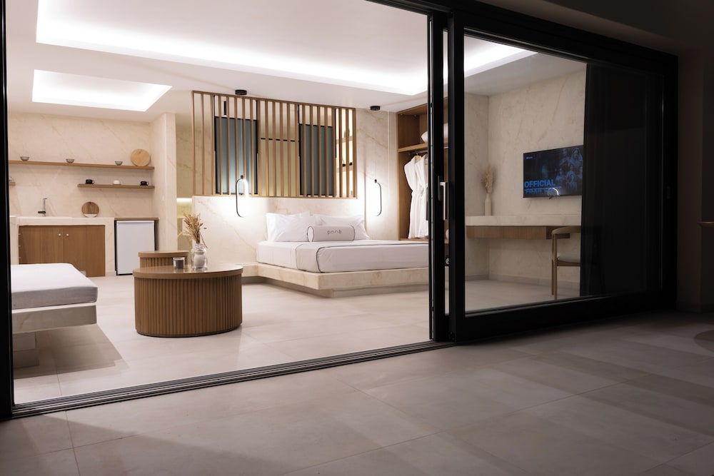 pnoe luxury suites