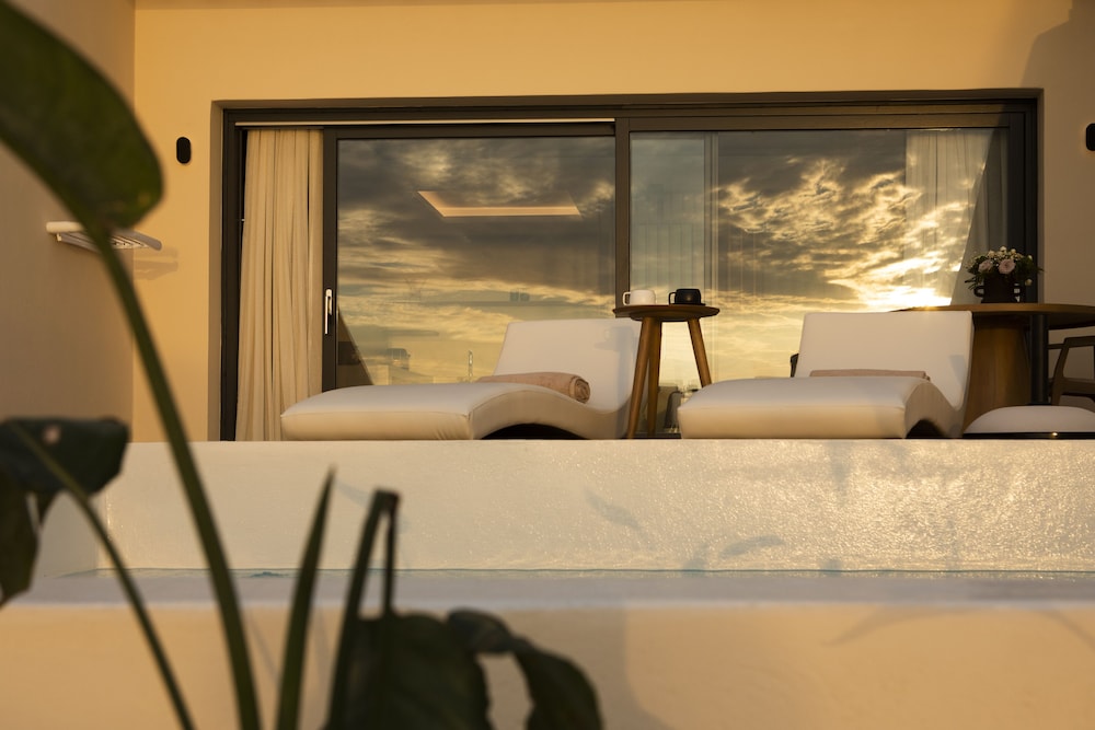 pnoe luxury suites