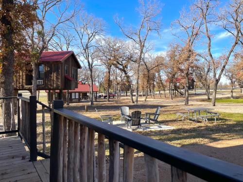 The Goldfinch Cabin 15 Min To Magnolia Baylor,,0 star