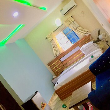 lacoms hotels and suites