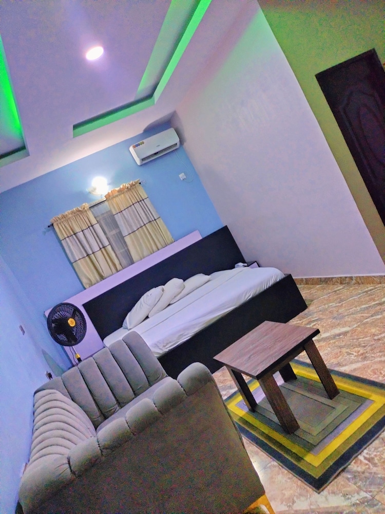 lacoms hotels and suites