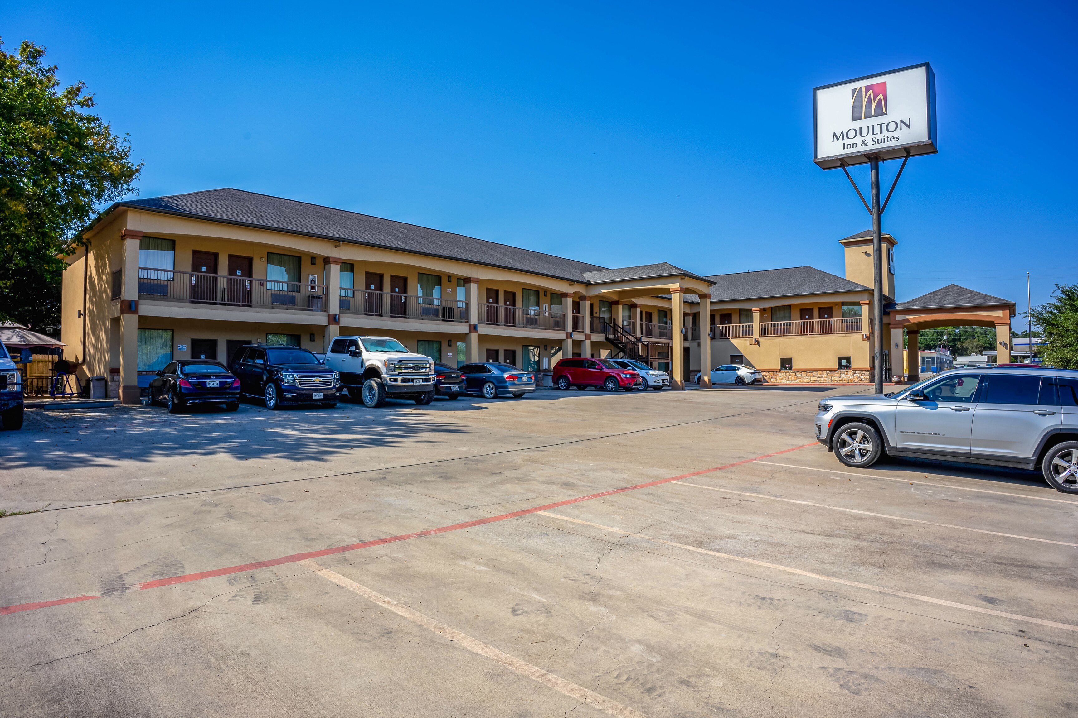 moulton inn and suites