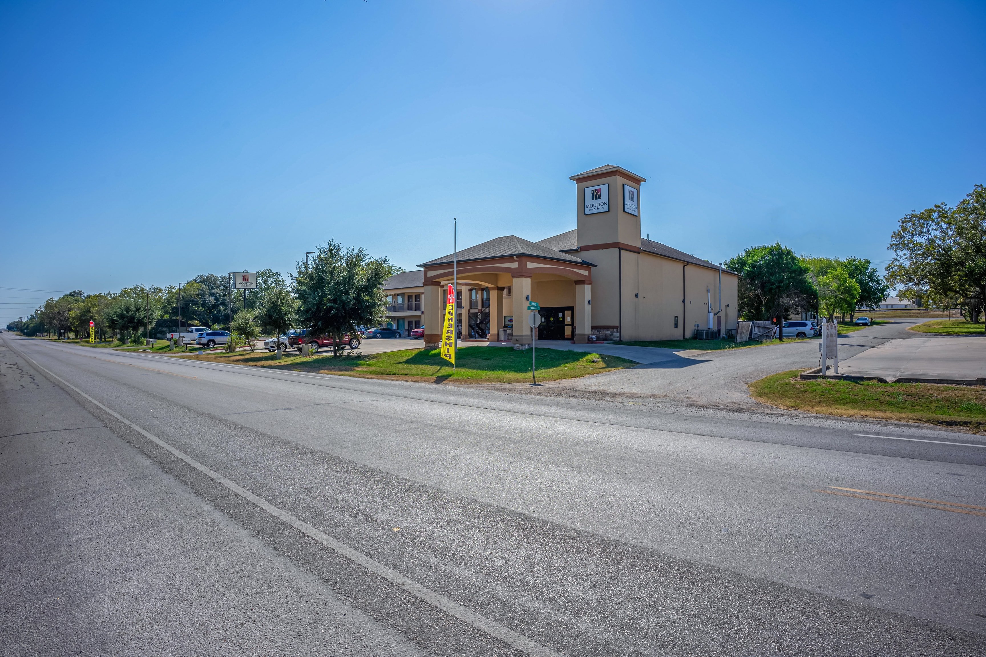 moulton inn and suites