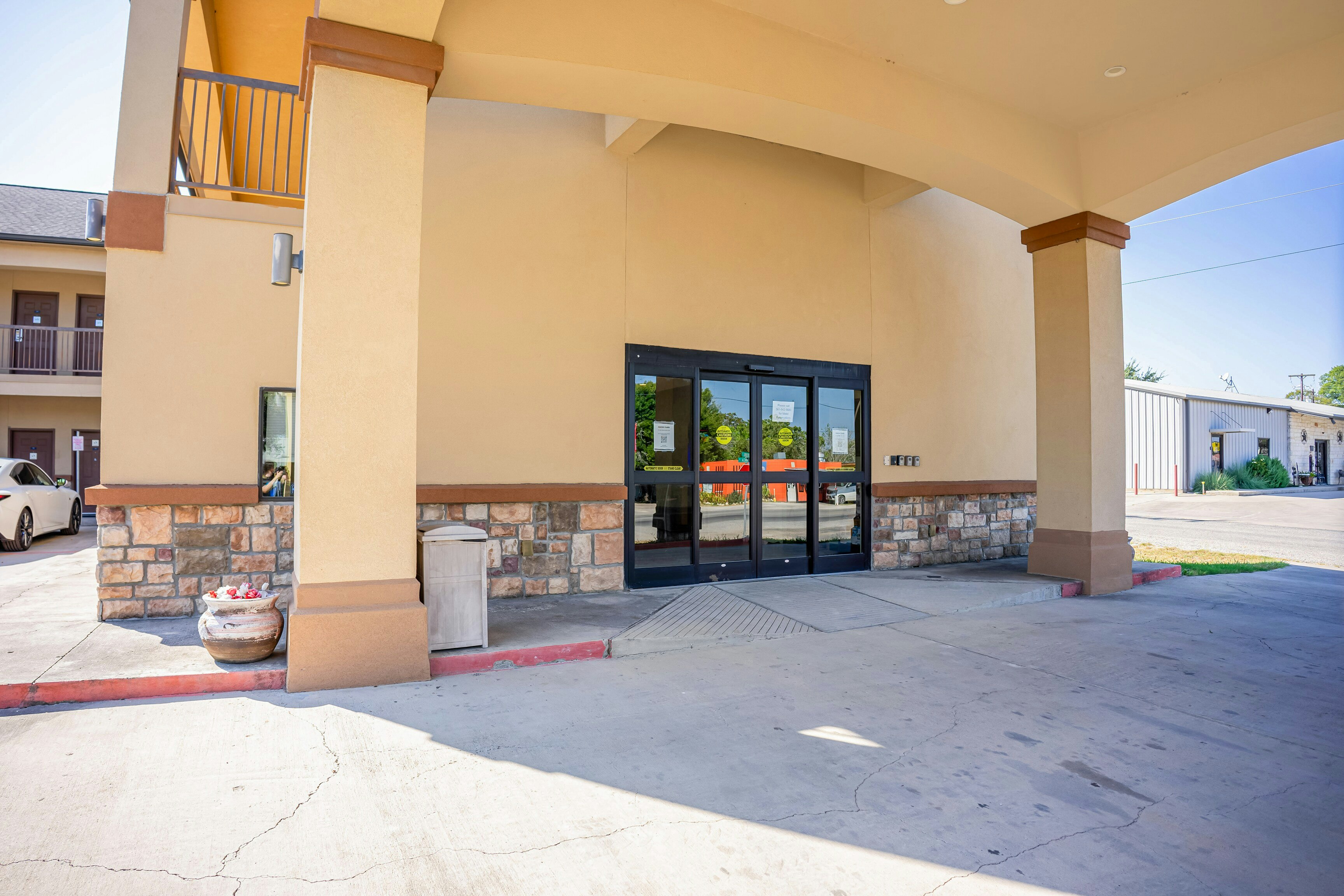 moulton inn and suites