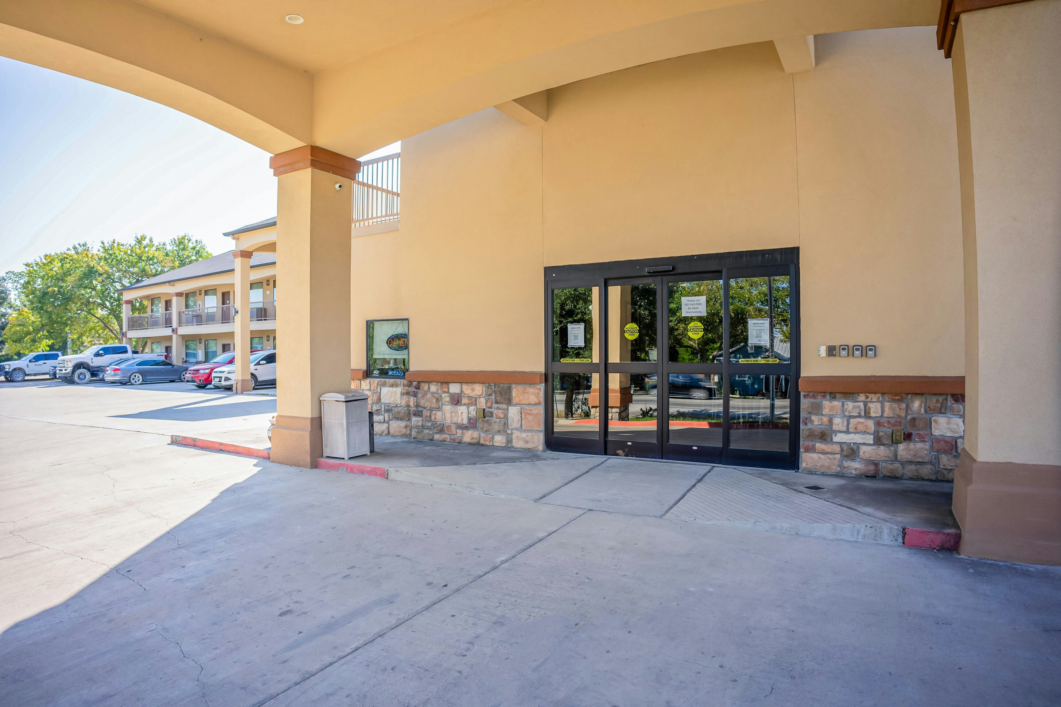 moulton inn and suites