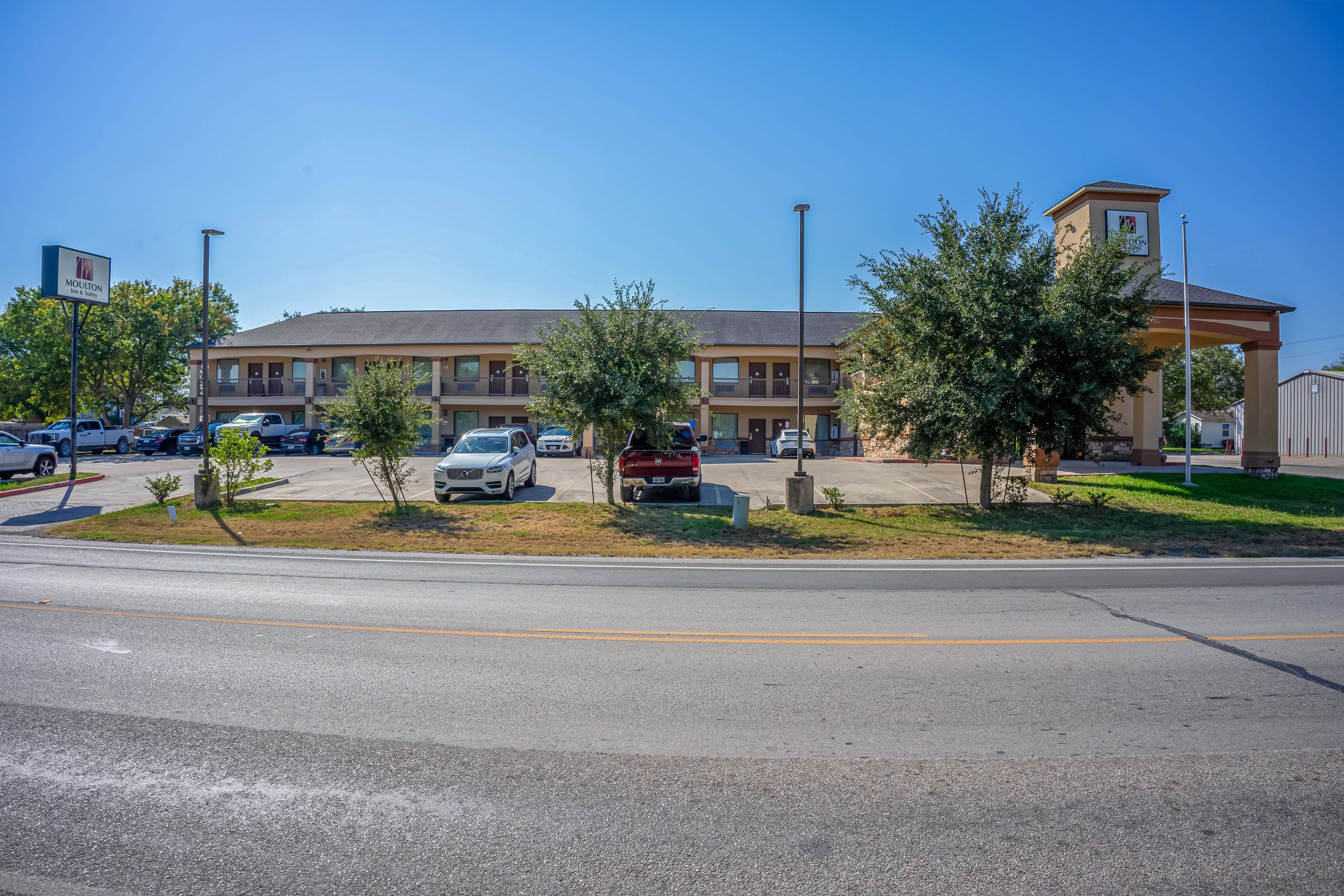 moulton inn and suites
