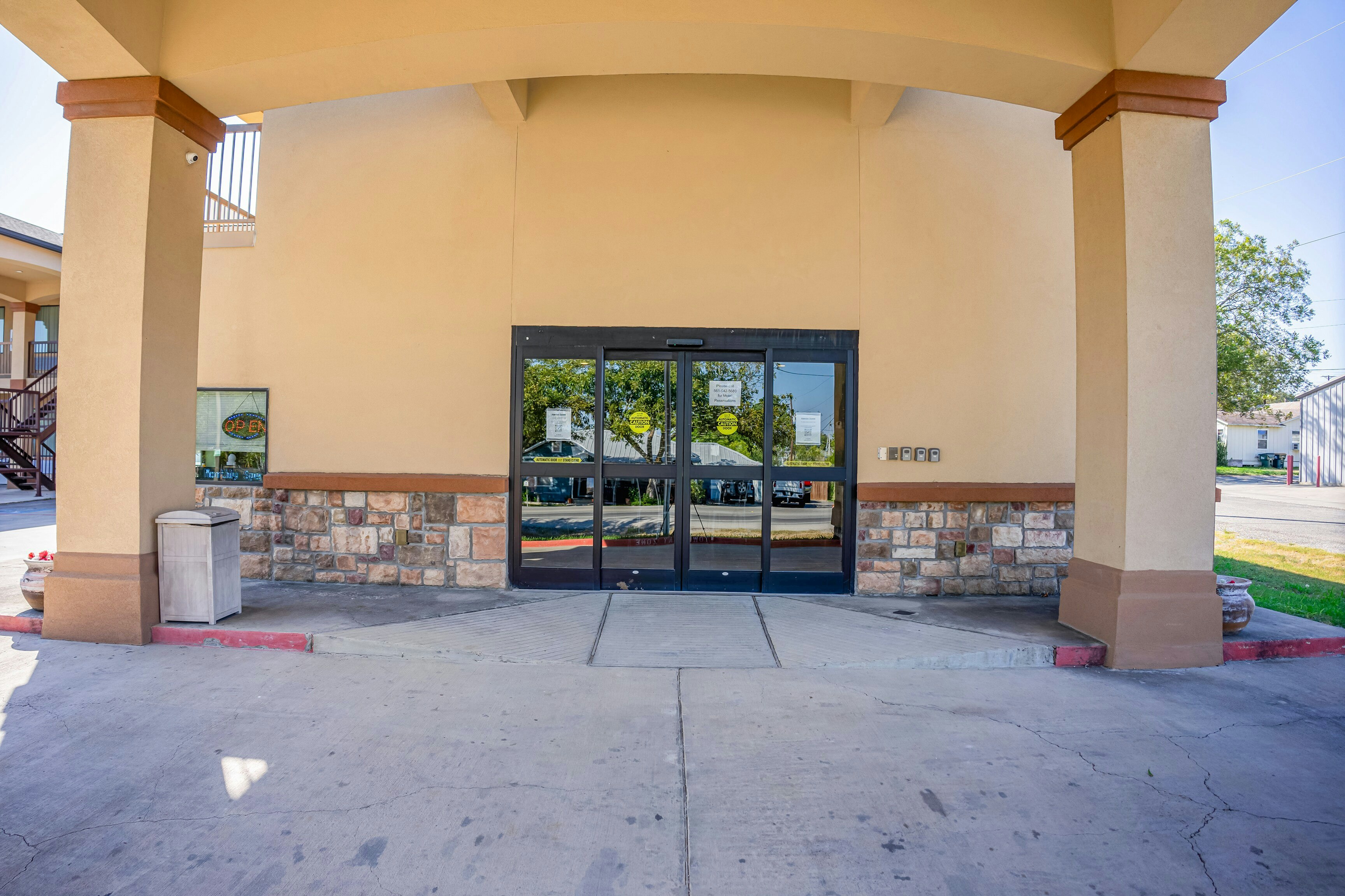 moulton inn and suites