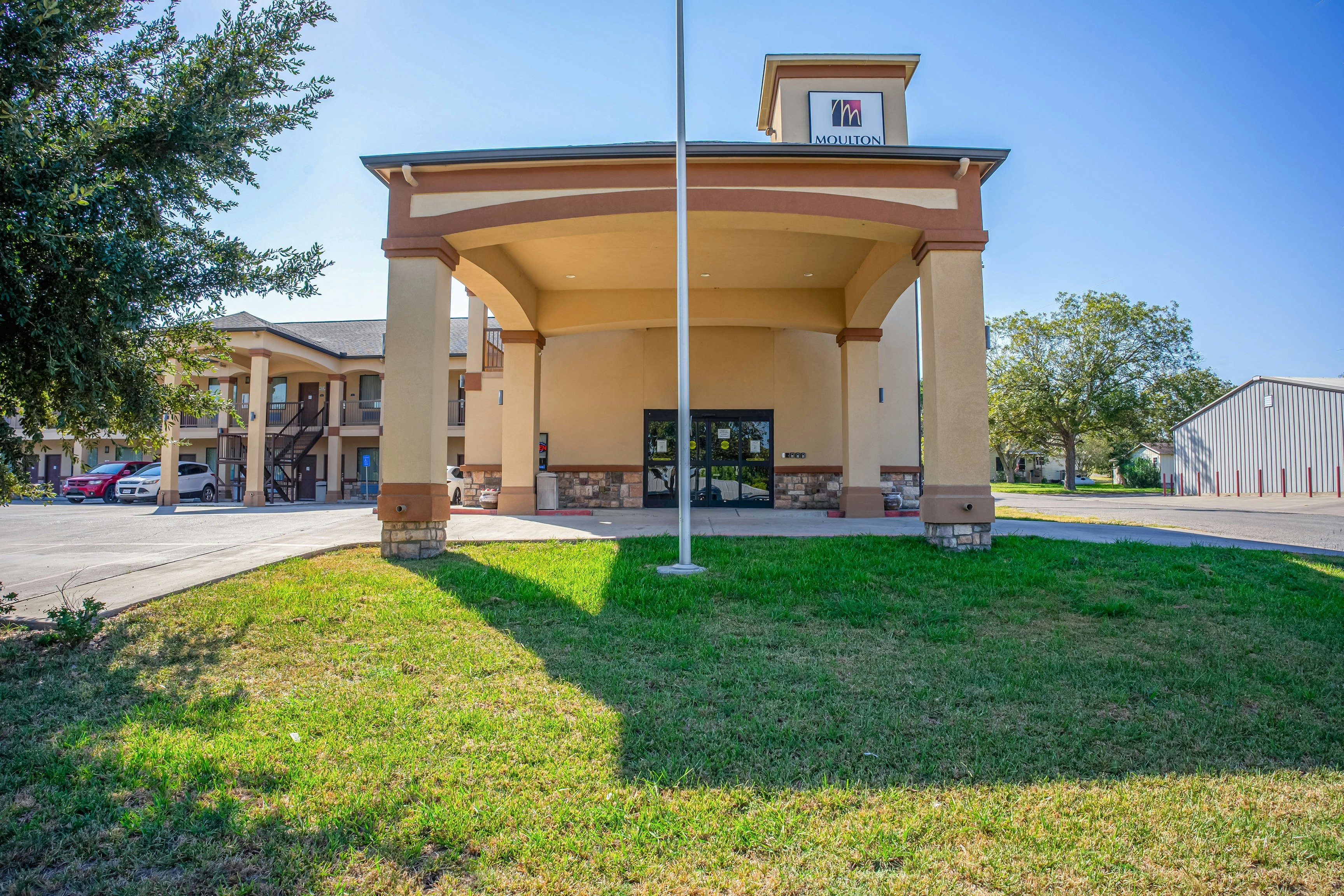 moulton inn and suites