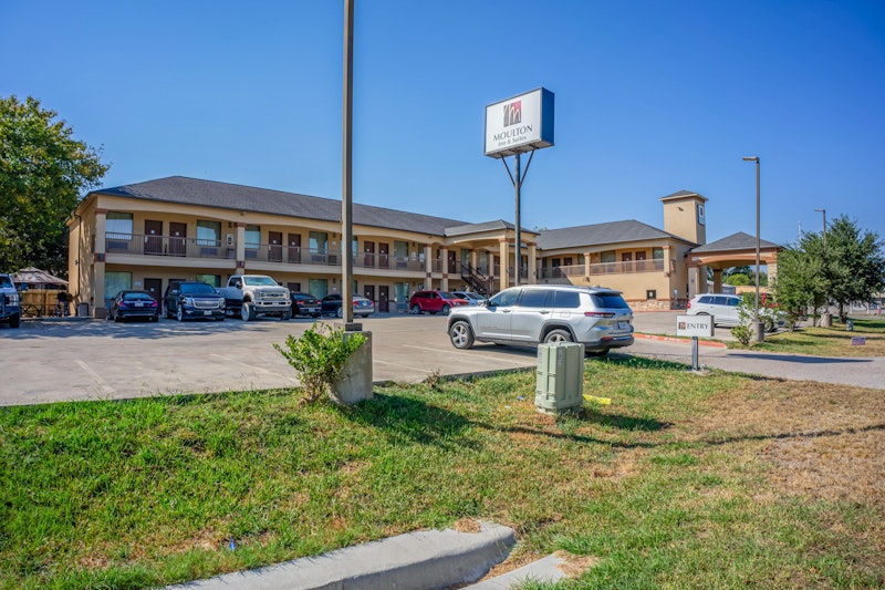 moulton inn and suites