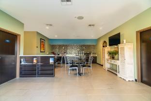 moulton inn and suites