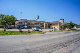 moulton inn and suites