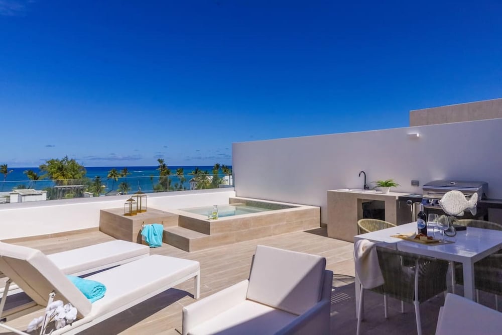 elegant and spacious penthouse with ocean view