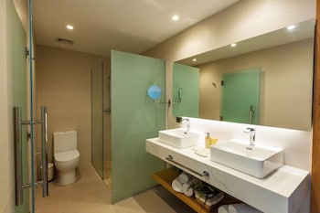 elegant and spacious penthouse with ocean view